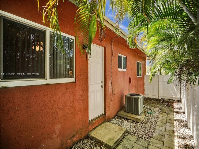 Building Photo - 920 SW 28th St