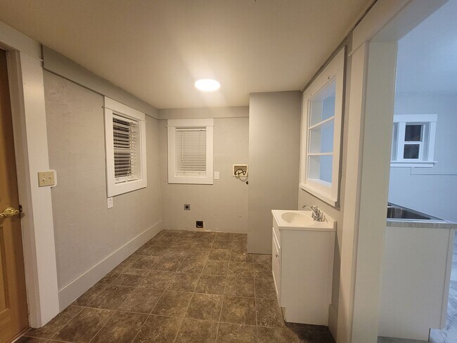 Building Photo - Charming 2 bed 1 bath