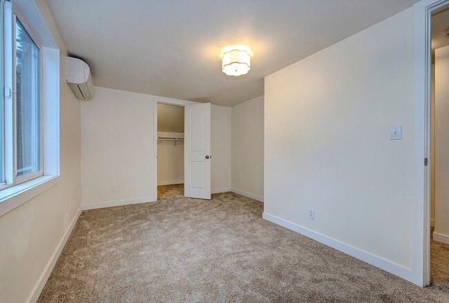 Building Photo - Edmonds Three Bedroom