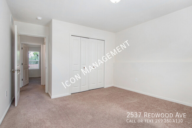 Building Photo - 2537 Redwood Ave