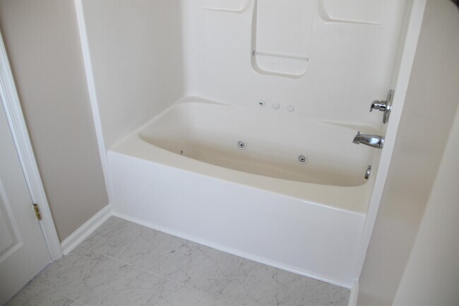 Building Photo - 107 Enchanted Way