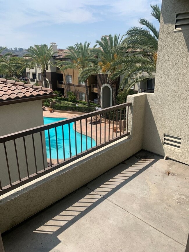 Building Photo - Spacious Top Floor Condo in Resort Style C...