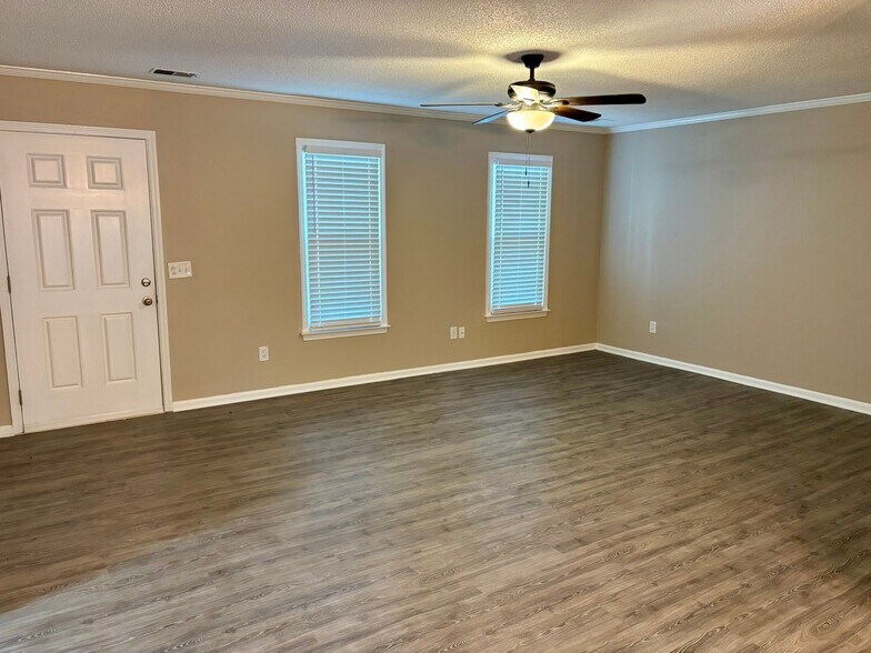 Building Photo - 548 Kenton Dr