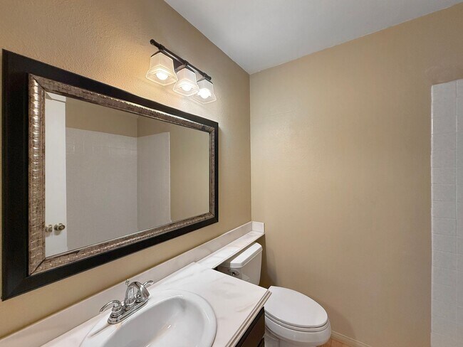 Building Photo - SD: Bright 2BD/2BA Condo in Vista with Community Pool, Private Patio & In-Unit Laundry
