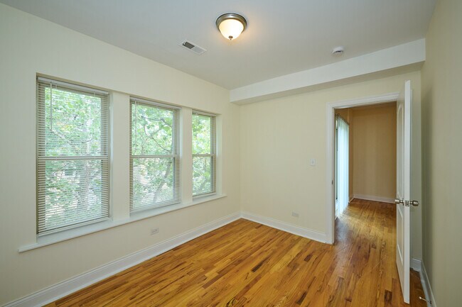Building Photo - 5014 N Harding Ave