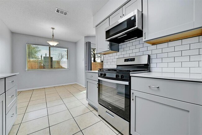 Building Photo - 601 Valley View Dr