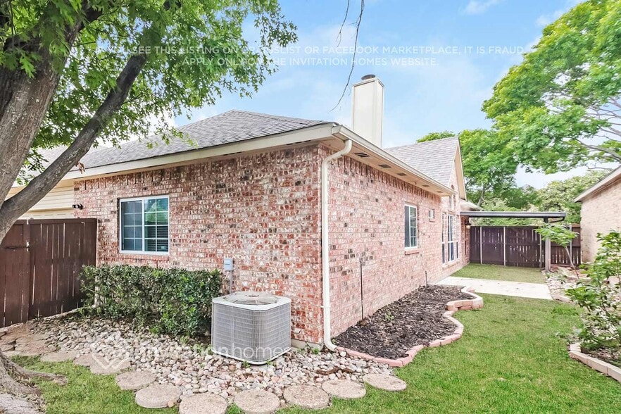 Building Photo - 2710 Honeysuckle Dr