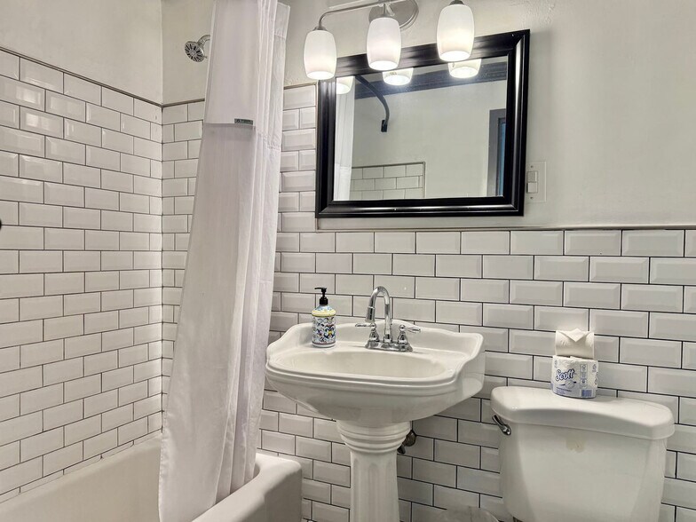 Building Photo - 215 Piedmont Ave NE