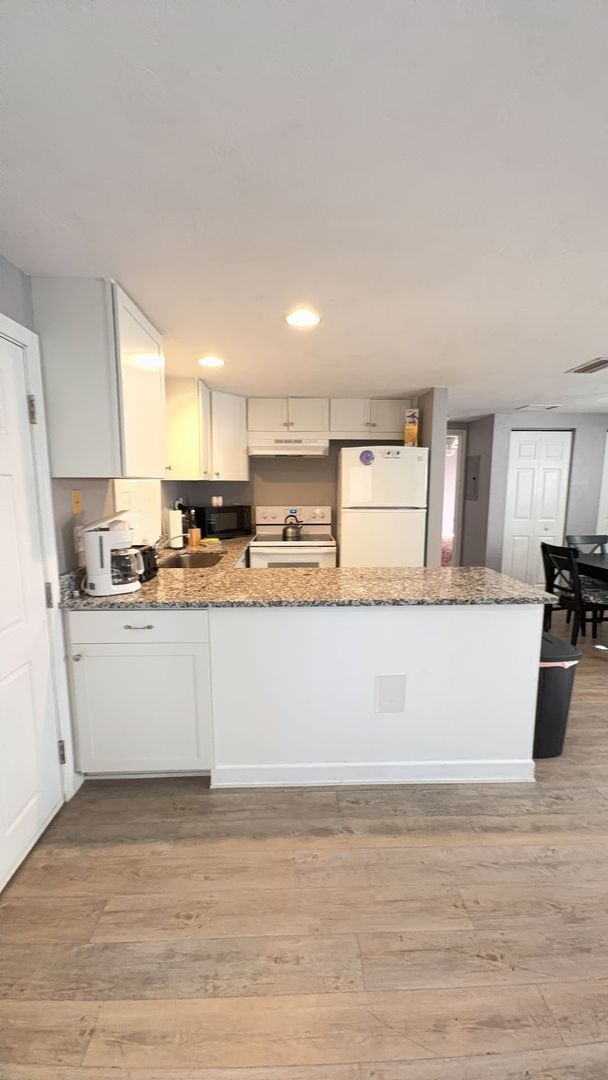 Building Photo - Fully Furnished One Bedroom Long Term Beac...