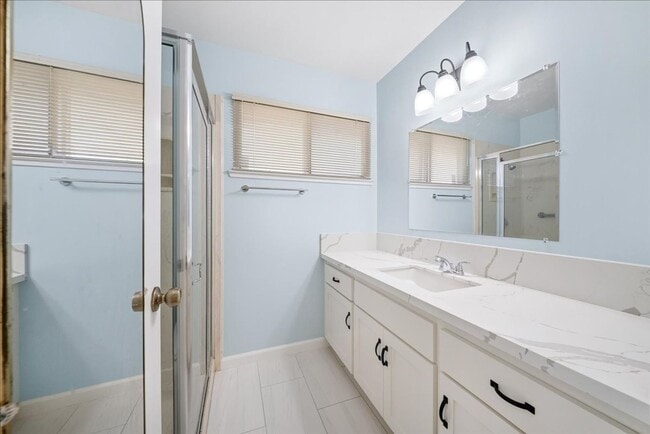 Building Photo - 2549 Notre Dame Dr