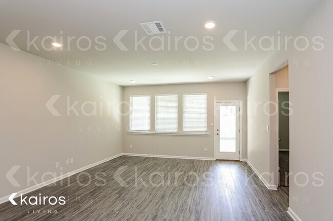 Building Photo - 6521 Tiger Pointe Dr.