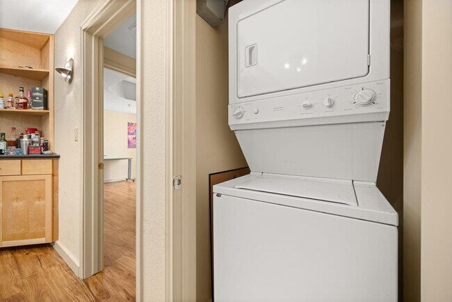 Building Photo - 711 W 26th St