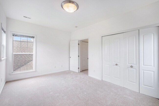 Building Photo - 2925 N Knightsbridge Cir