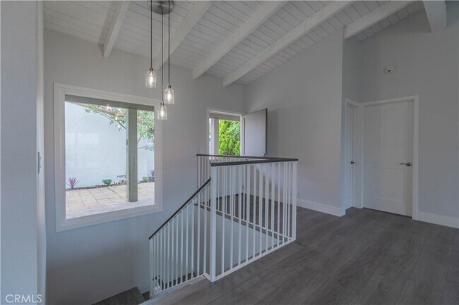 Building Photo - 633 Vista Bonita