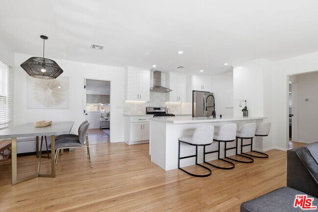 Building Photo - 4958 Canoga Ave