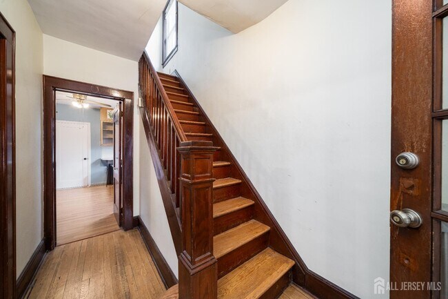 Building Photo - 351 Somerset St