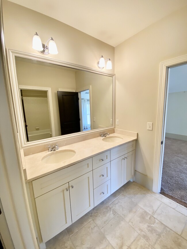 Building Photo - 975 N Ormewood Park Dr SE