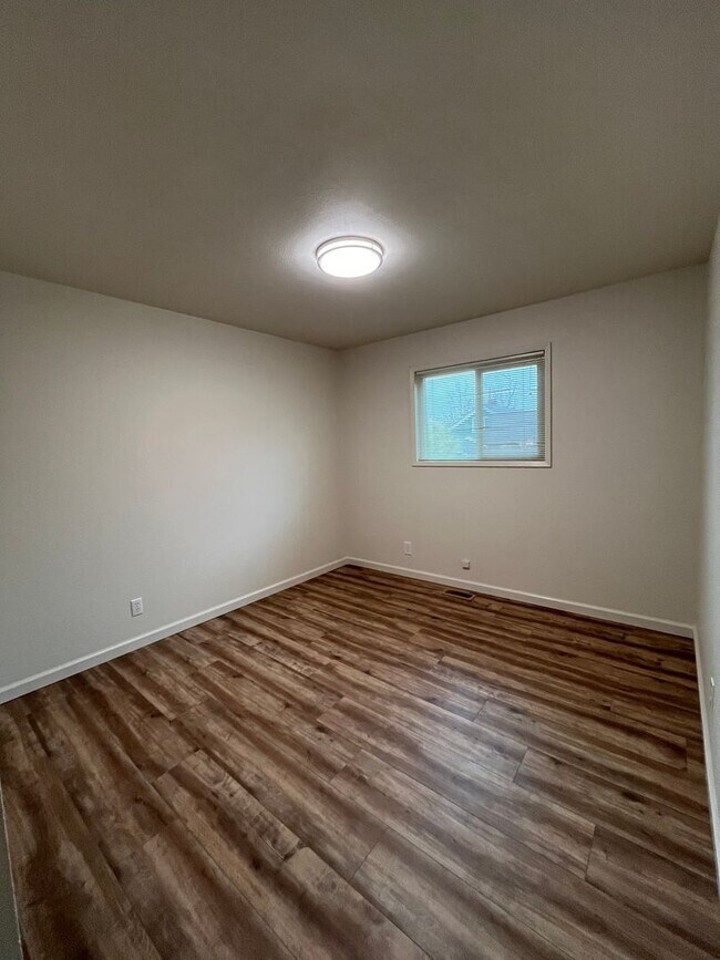 Building Photo - Fairhaven Recently Updated 2 Bedroom Duplex