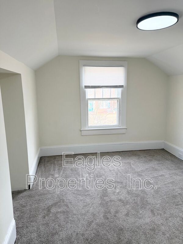 Building Photo - 512 N Pineview Ave