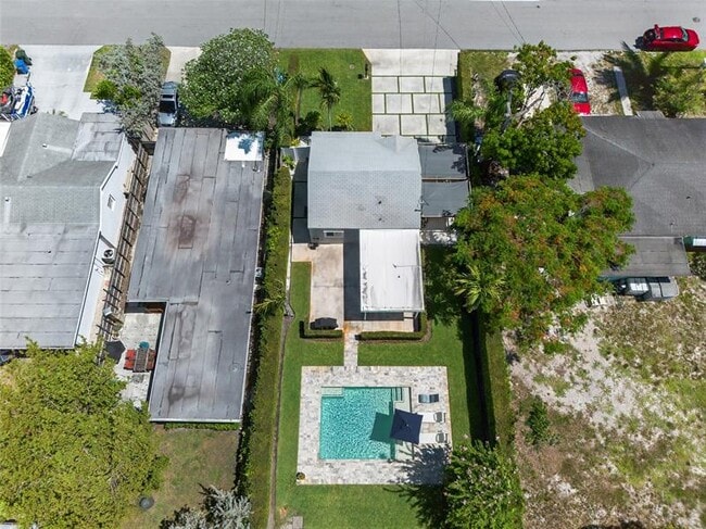 Building Photo - 1028 NE 35th St