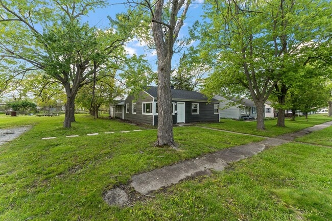 Building Photo - 300 N Guyer St