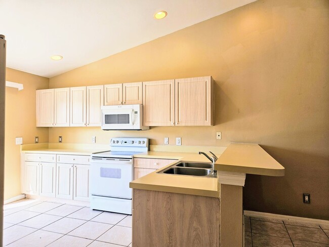 Building Photo - Nice 3 Bedroom Duplex in Lehigh Acres