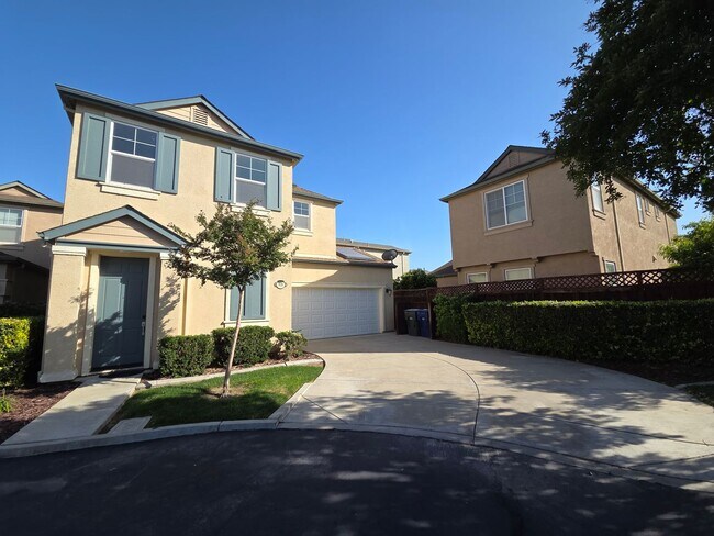 Building Photo - Gorgous 3 Bedroom 2/5 Bath home in HOA