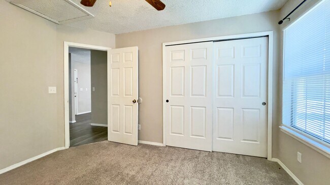 Building Photo - 1 Bedroom unit on Tampico for rent!