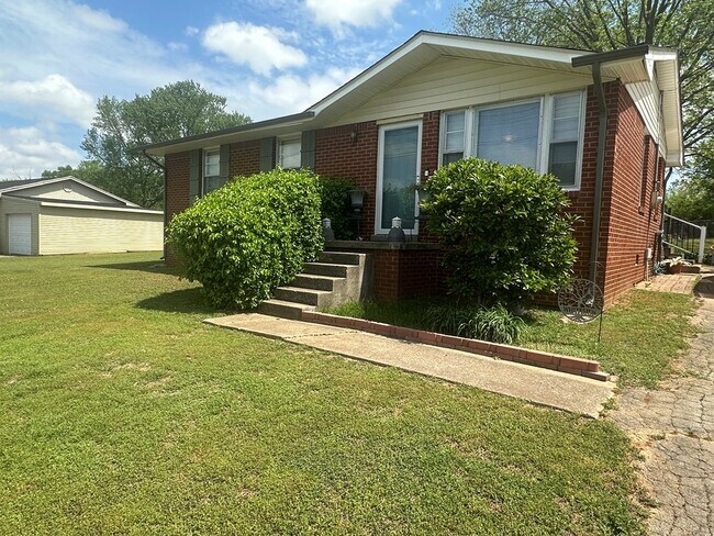 Building Photo - 204 Crest Dr