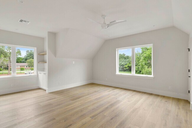 Building Photo - 3222 Holliday Ave