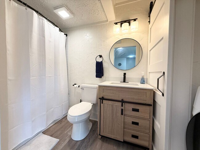 Building Photo - Furnished 1BR Studio w/ Fireplace & Deck – Prime Location!