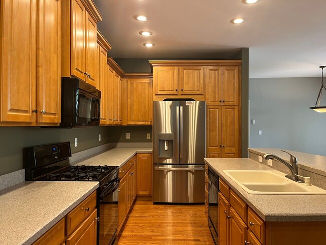 Building Photo - Luxury 4 Bedroom, 3.5 Bath End Unit Townho...