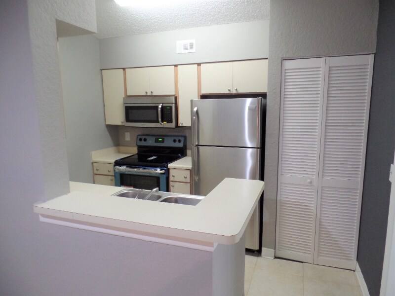 Building Photo - 2850 N Oakland Forest Dr