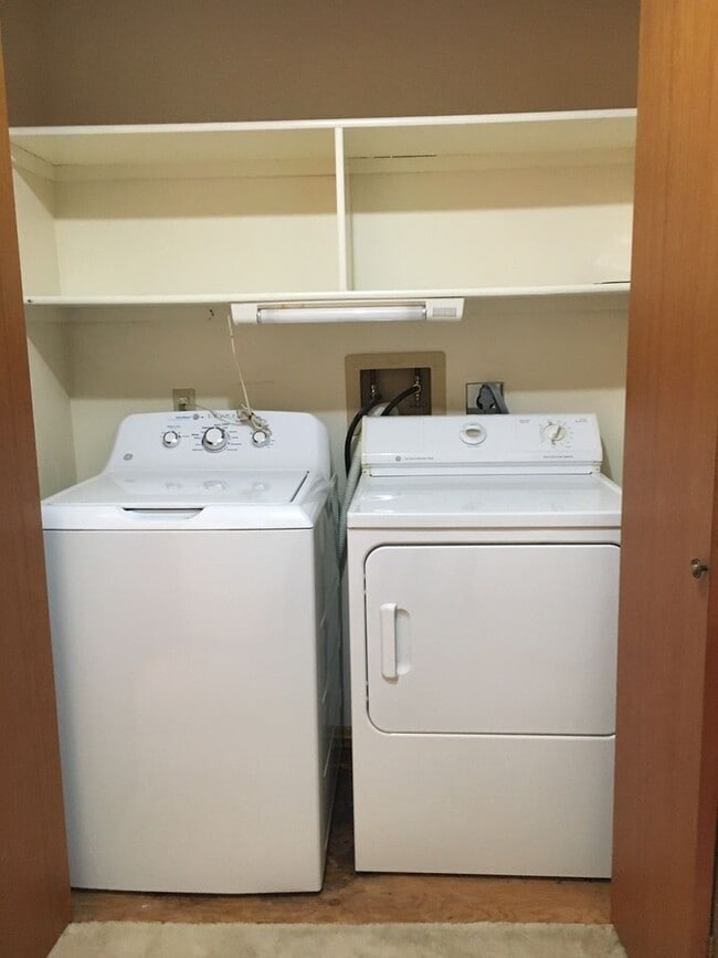 Building Photo - 2 Bedroom, 1 Bathroom Townhouse-Walking distance to MSU Campus