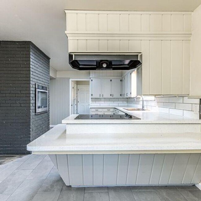 Building Photo - Room to Grow! Spacious, Remodeled 3/2/2 in Great Location!