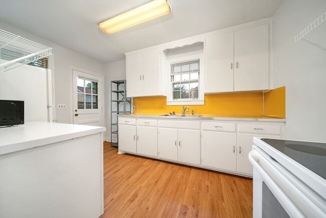 Building Photo - Charming 4BE/2BA home in the fantastic est...