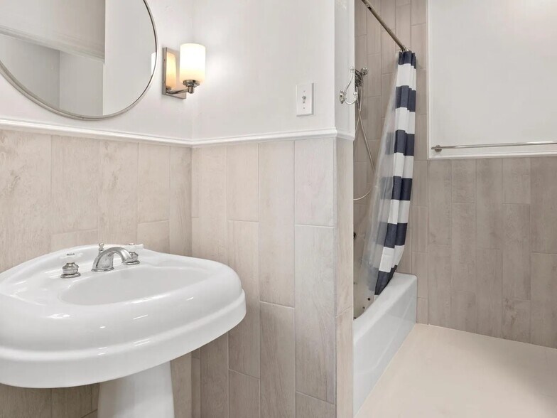 2nd Bathroom - 2917 Benbrook Blvd