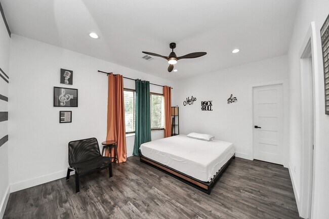 Building Photo - 6739 Calhoun Rd