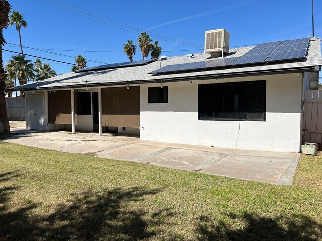 Building Photo - 2-Bedrooms and 2-Bathrooms Home Palm Desert
