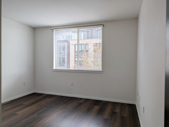Building Photo - 425 23rd Ave S