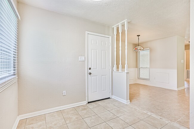 Building Photo - 1113 N Heron Dr
