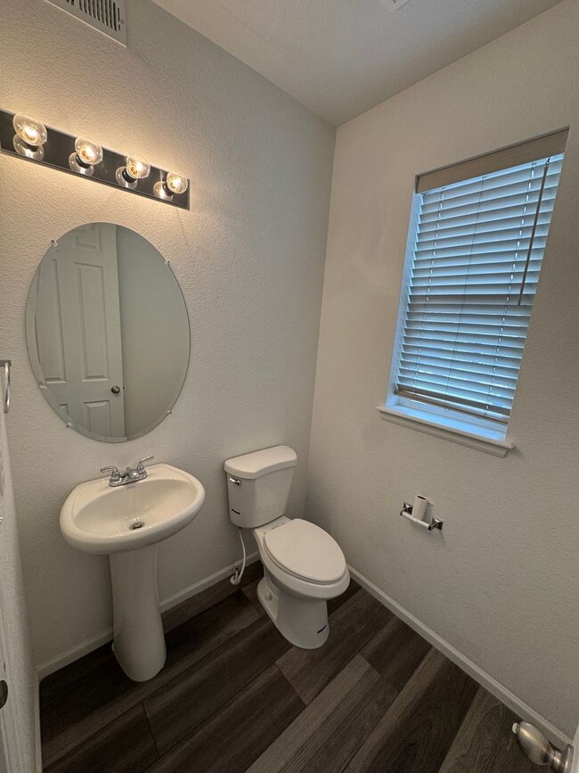 Building Photo - 3 Bed 3 Bath - Duplex Townhome Available i...