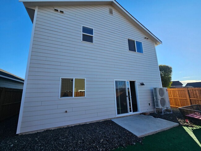 Building Photo - Peaceful Living Just Minutes from Town