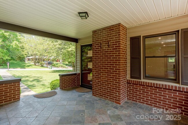Building Photo - 10 S Oak Forest Dr