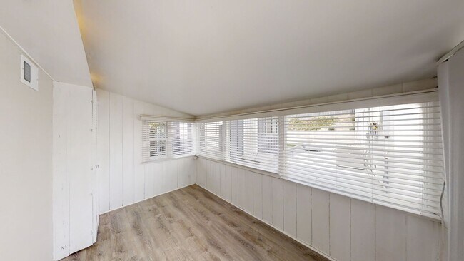 Building Photo - Remodeled 4BD/3BA, Detached Bedroom! (Leas...