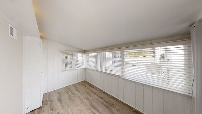Building Photo - Remodeled 4BD/3BA, Detached Bedroom!