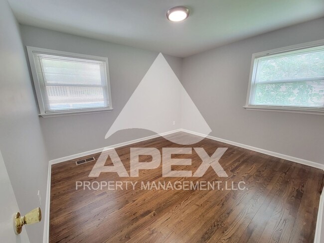 Building Photo - Renovated - 3 Bd 1 Ba Single Family home i...