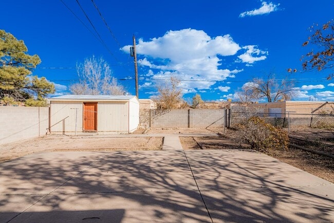 Building Photo - 624 Adams St NE