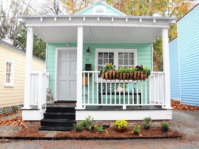 Building Photo - Awesome Three Bedroom One Bath Home - Downtown Charleston - Excellent Location!