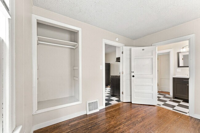 Building Photo - 512 E Cozy St